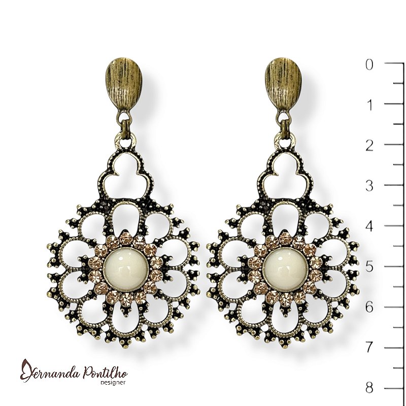 BRINCO FLOR C/ PEDRA RESINA OFF WHITE E STRASS DOURADO 12195