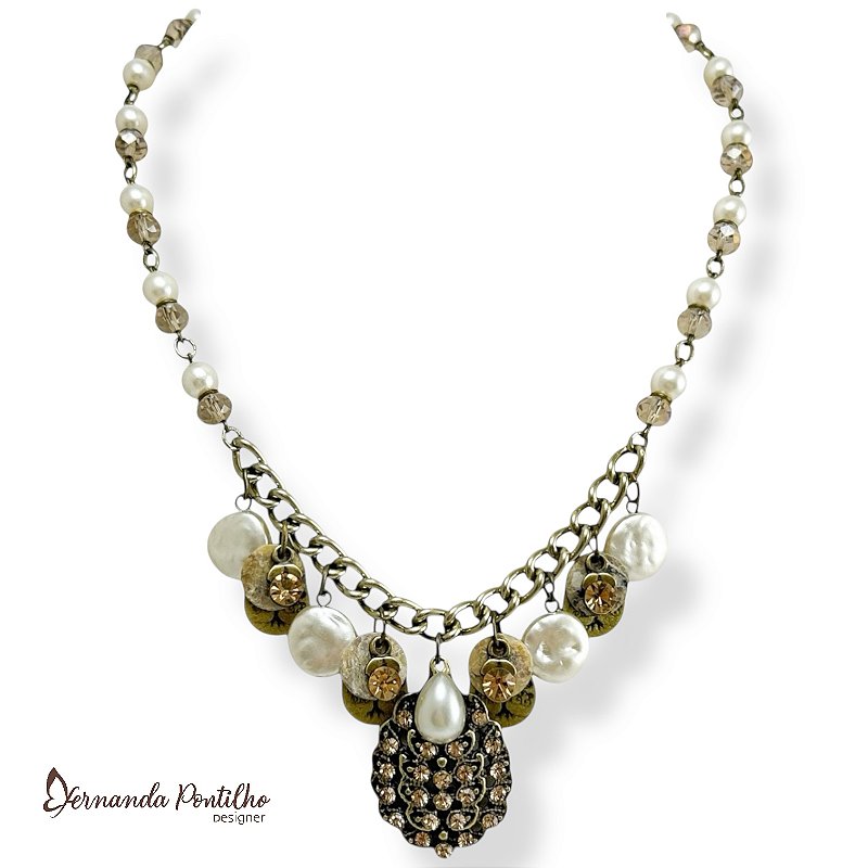 COLAR CURTO C/ CRISTAIS, PÉROLAS, MADREPÉROLAS E PINGENTES C/ STRASS DOURADO 12565