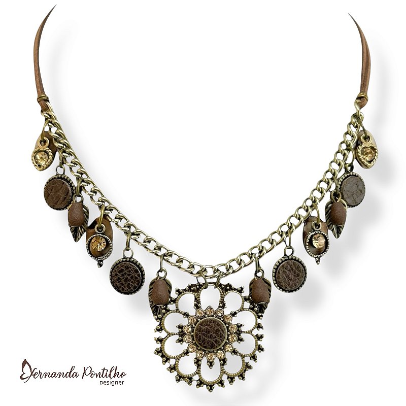COLAR CURTO C/ CORDÃO CAMURÇA, BERLOQUES, COURO E STRASS - MARROM E DOURADO 12577