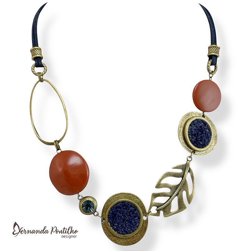 Colar médio c/ cordão, resina, costela de Adão, argola oval, pto de luz e chapas c/ cascalho - azul marinho e terracota 12591