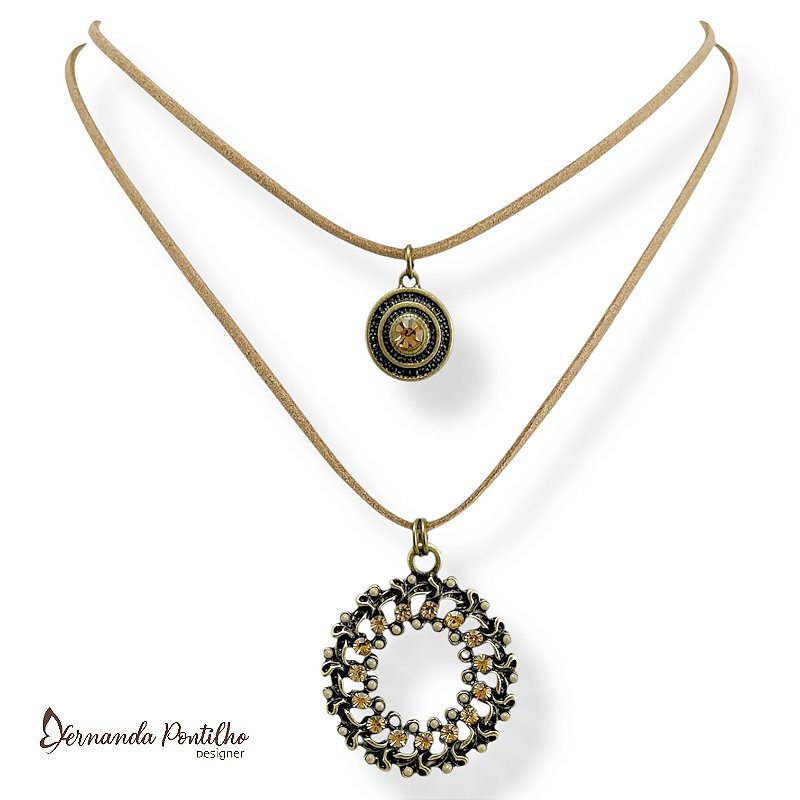 COLAR CURTO 2 VOLTAS DE CORDÃO E PINGENTES MANDALA C/ STRASS - BEGE E DOURADO 12595