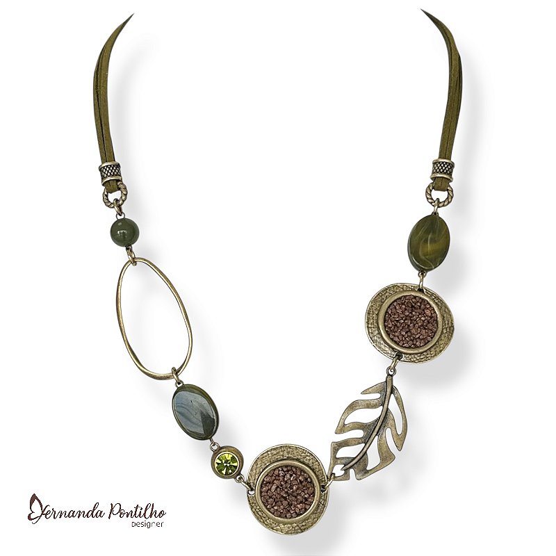 Colar médio c/ cordão, resina, costela de Adão, argola oval, pto de luz e chapas c/ cascalho - verde oliva e marrom 12639