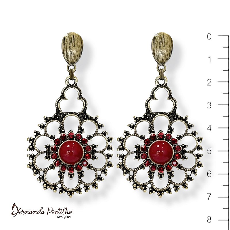 Brinco flor c/ pedra de resina e strass vermelho 12667