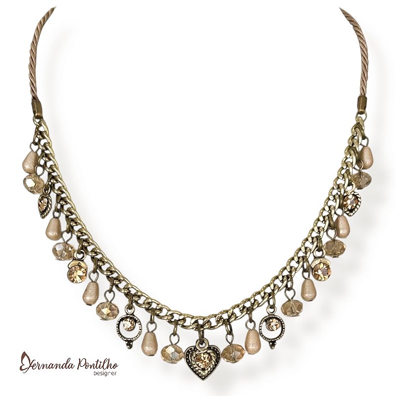 Colar curto c/ cordão e berloques bege e dourado 12703