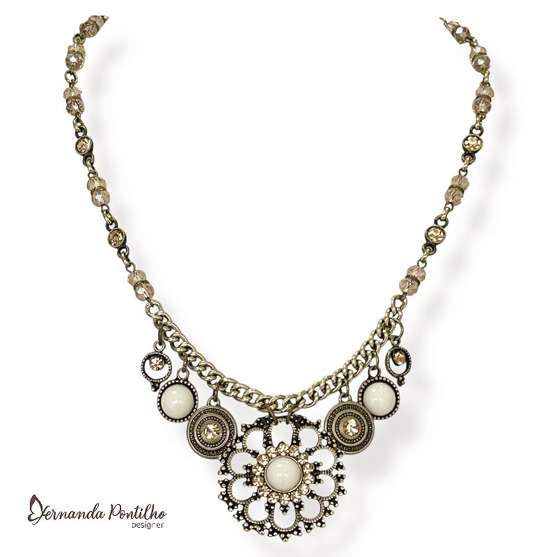 Colar curto c/ flor, cristais, berloques e strass - off white e dourado 12714