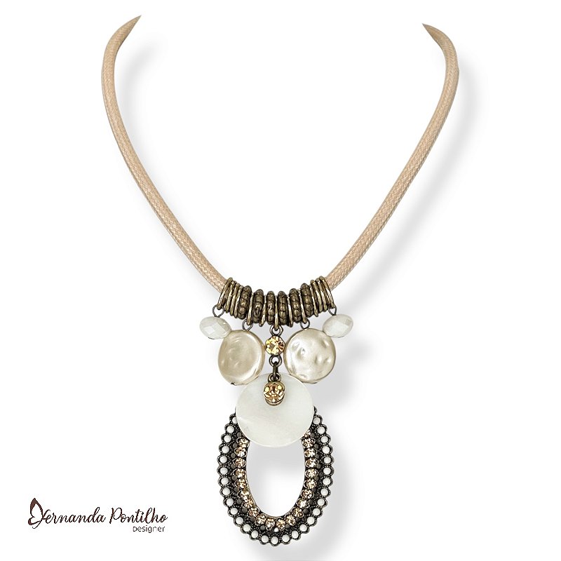 Colar curto c/ cordão, madrepérola, pérolas, cristais e ping. oval c/ strass - branco, pérola e dourado 12683