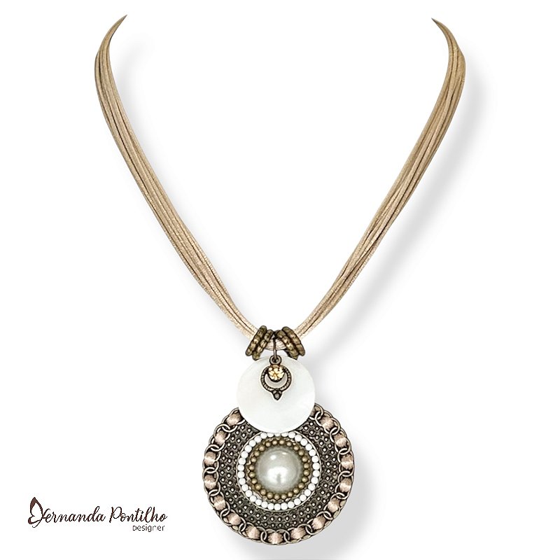 Colar curto c/ cordões, madrepérola e mandala customizada - branco, pérola e dourado 12718