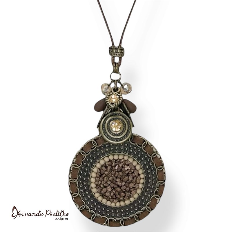 Colar longo c/ cordão, cachinho e mandala c/ cascalho - marrom 12734