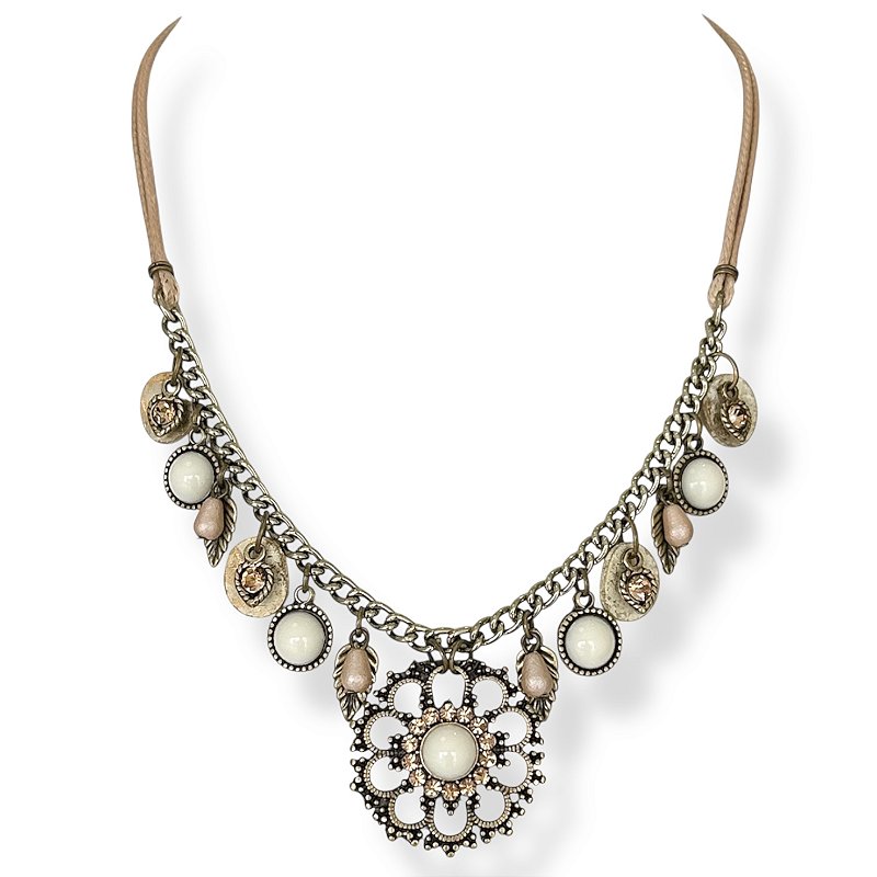 Colar curto c/ flor, berloques e strass - off white e dourado 12900