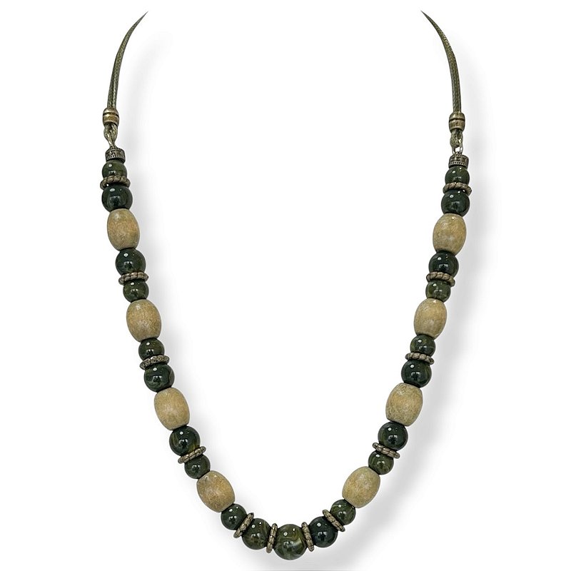 Colar médio c/ cordão, bolas de resina, madeira e entremeios - verde oliva 12798
