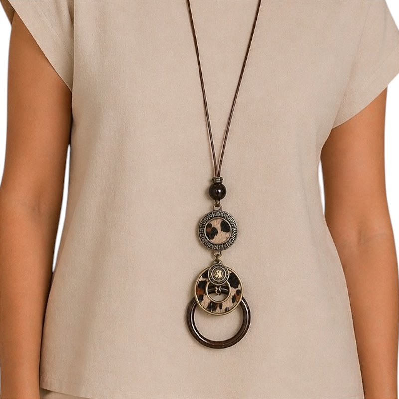 Colar longo c/ cordão ajustável e metais c/ couro de onça - 12811