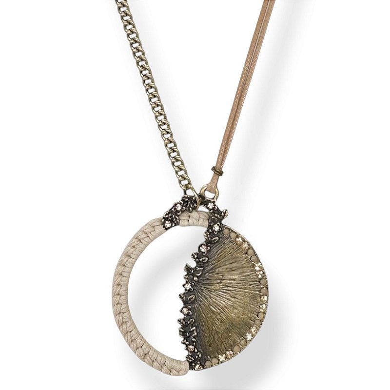Colar longo assimétrico c/ mandala macramê - bege e dourado 12865
