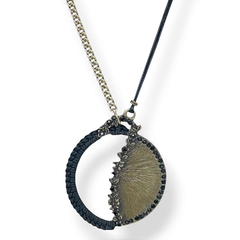 Colar longo assimétrico c/ mandala macramê - preto 12866