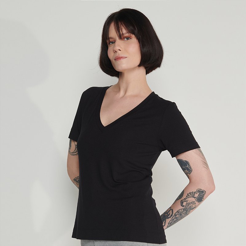 Camiseta Feminina Preta Básica Decote V