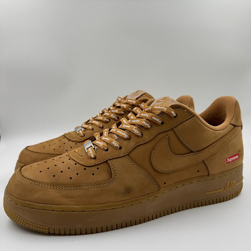 Supreme × Nike Air Force 1 LowFlax/Wheat Tênis Nike Air Force 1 Low x Supreme Wheat Marrom | LK Sneakers