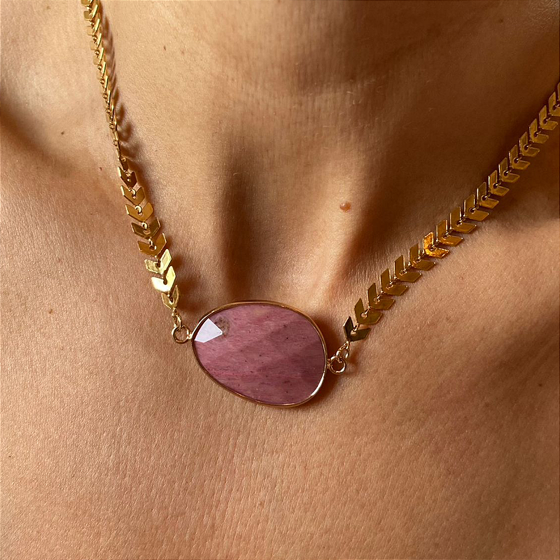 Gargantilha de rodocrosita na corrente chevron