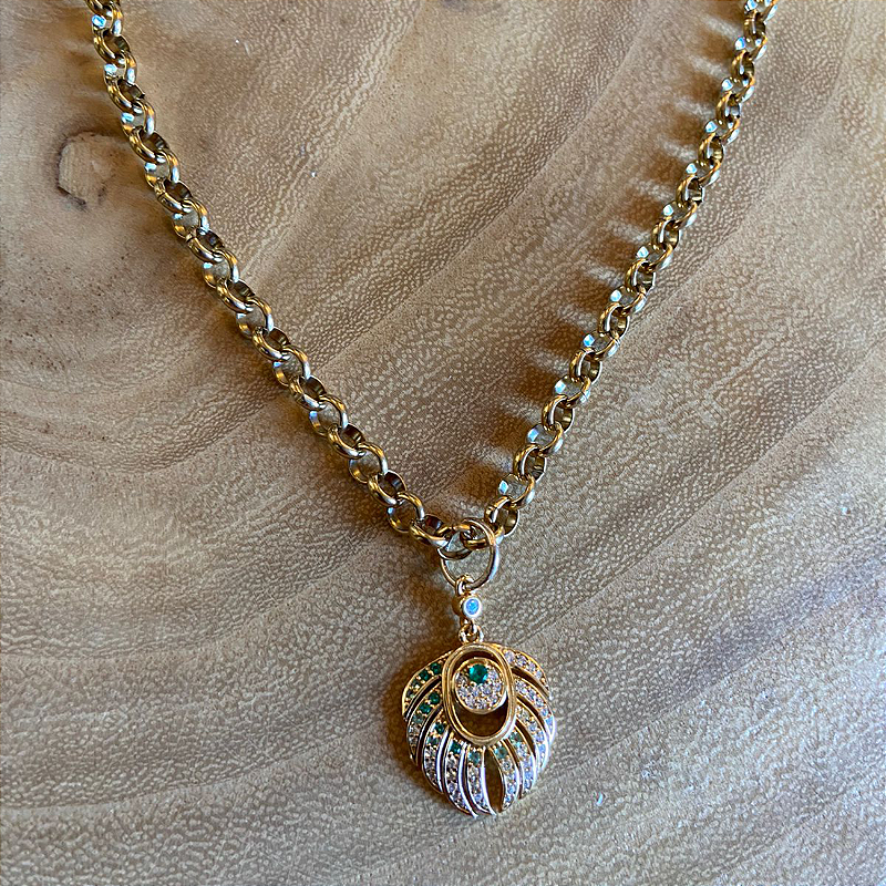 Corrente de pena de pavão cravejada