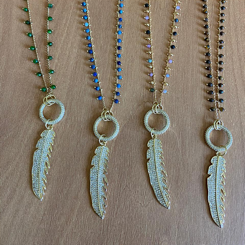 Colar pena cravejada na corrente de apatita