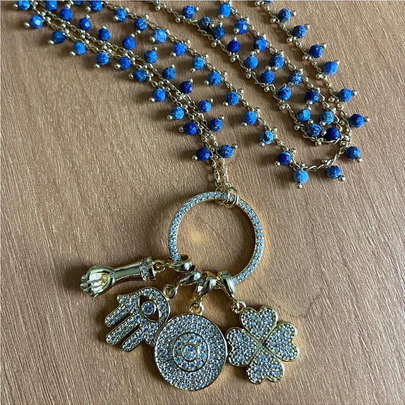 Colar de patuás cravejados na corrente de lápis-lazúli