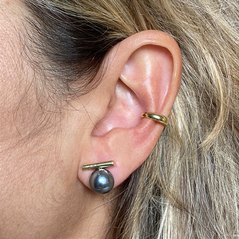 Brinco pérola cinza e barra dourada