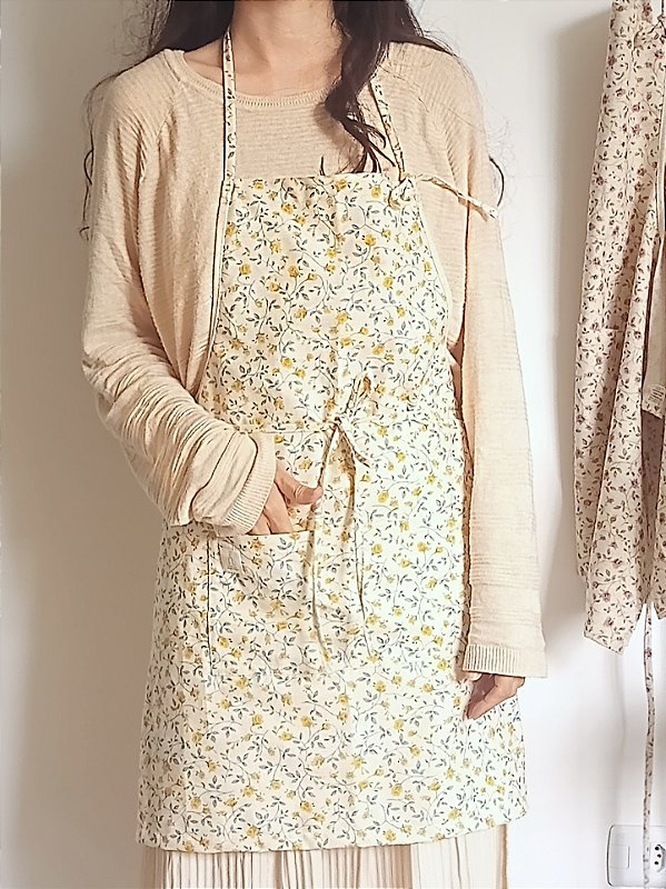 Avental floral amarelo com linho