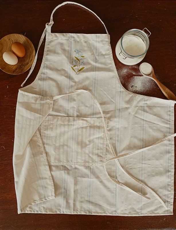 Avental listrado com aplicação de flores