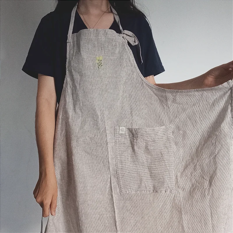 Avental listrado marrom com aplicação flores