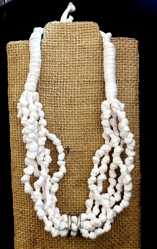 Colar Fernanda - em fio de malha, sem fecho metálico