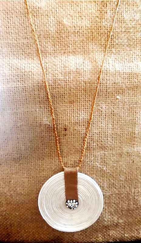 Colar Jasmine - longo e regulável - com medalhão