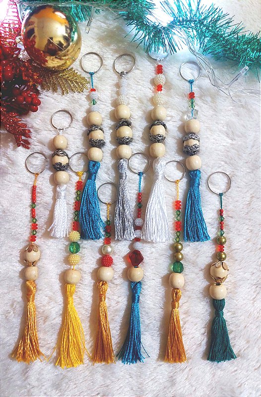 Chaveiro boho com contas, tulipas e tassel. Detalhes variados