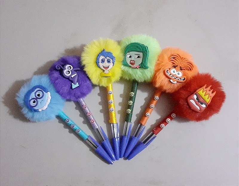 Caneta decorada com pompom e aplique de personagem