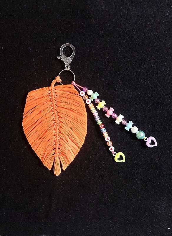 Chaveiro Folha macramê tamanho G personalizado com miçangas