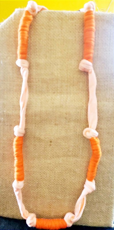 Colar Cloe - longo em fio de malha salmon e laranja