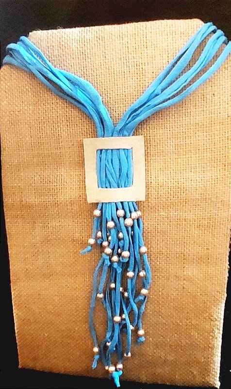 Colar Serena - longo - em fio de malha com lindos detalhes
