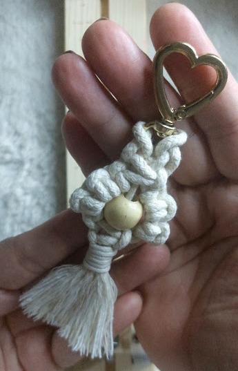 Chaveiro Flor em Macramê em fio de algodão 24 fios