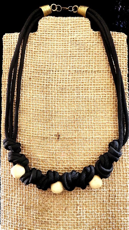 Colar "Veriana" com nós em fio náutico e bolas de madeira