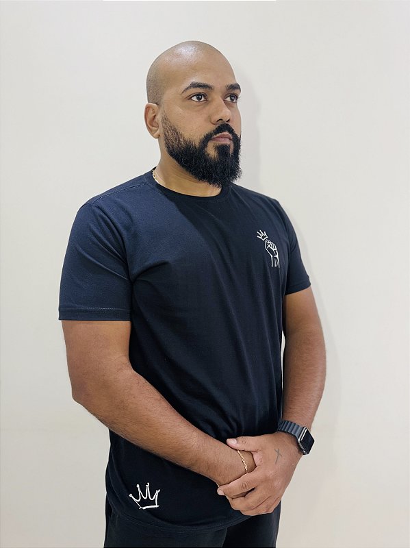 Camiseta Preto Chato Punho Cerrado
