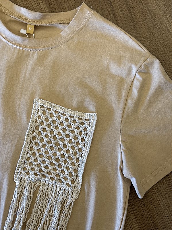 Camiseta Bege com Bolso de Crochê