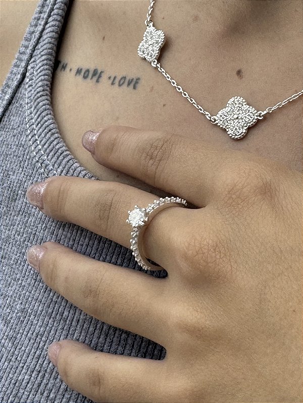 Anel Solitário Cravejado com Pedra