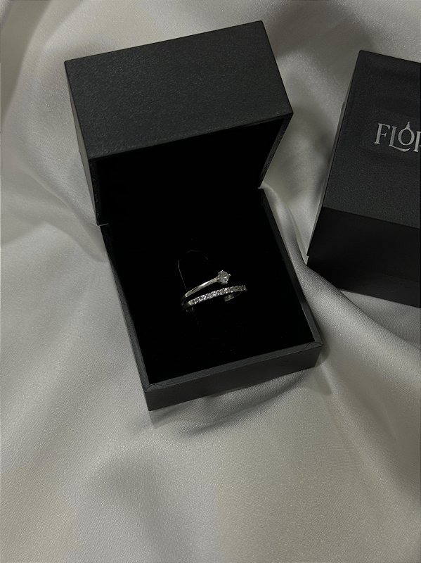 Anel Cravejado com Ponto de Luz