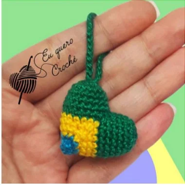 Receita de Chaveiro Amigurumi Coração Brasil (Ref 028)
