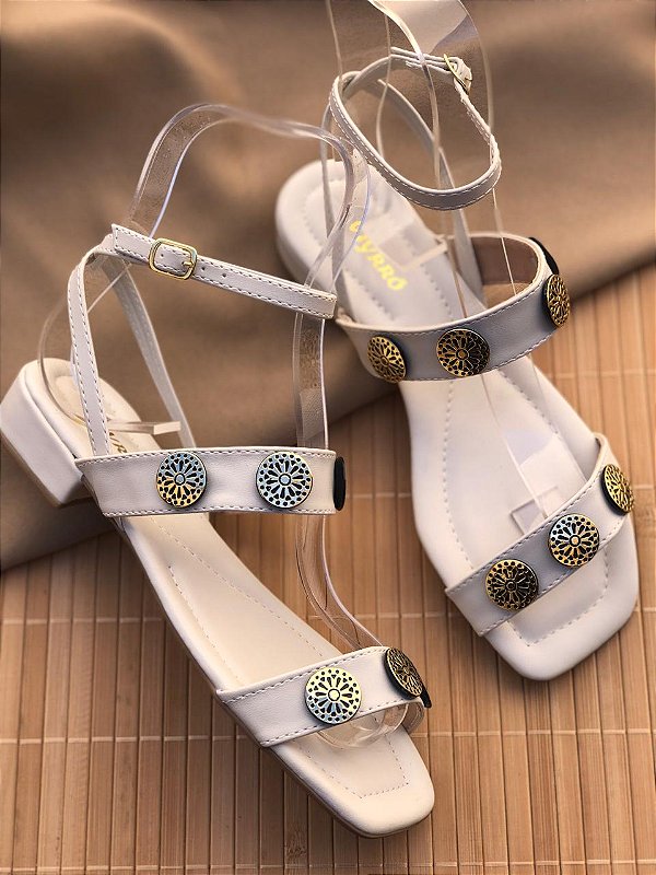 Sandália branca com enfeites dourados com salto 2 cm