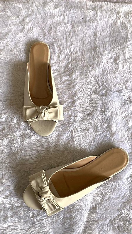 Rasteirinha off white com enfeite em laço e nó