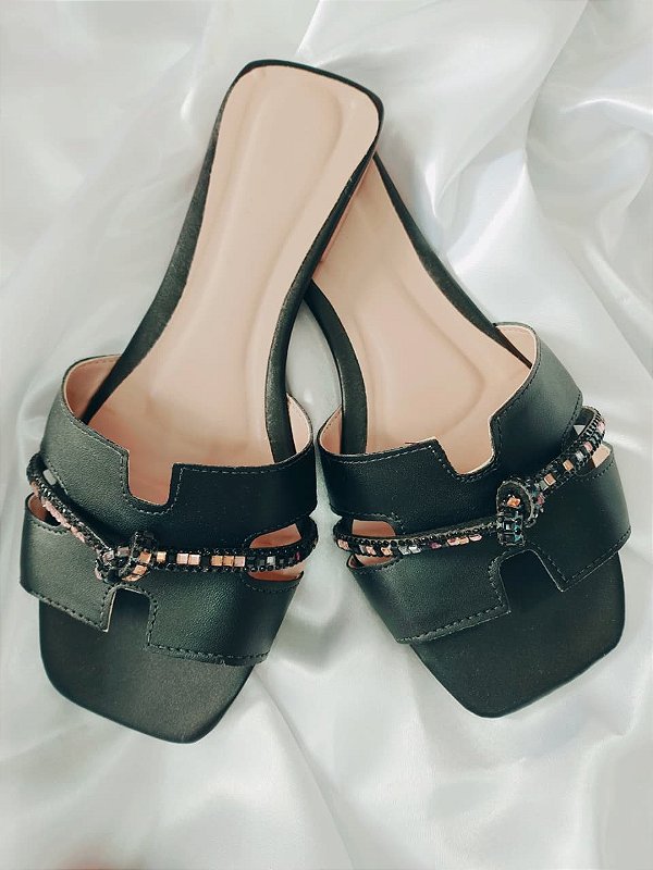 Rasteirinha preta modelo em H e com tira de brilho