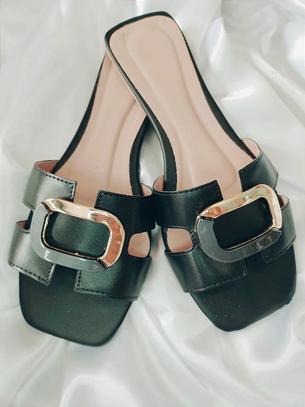 Rasteirinha preta modelo em H com enfeite dourado