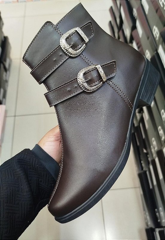 Bota Marrom café com salto 3 cm com enfeite de fivelas
