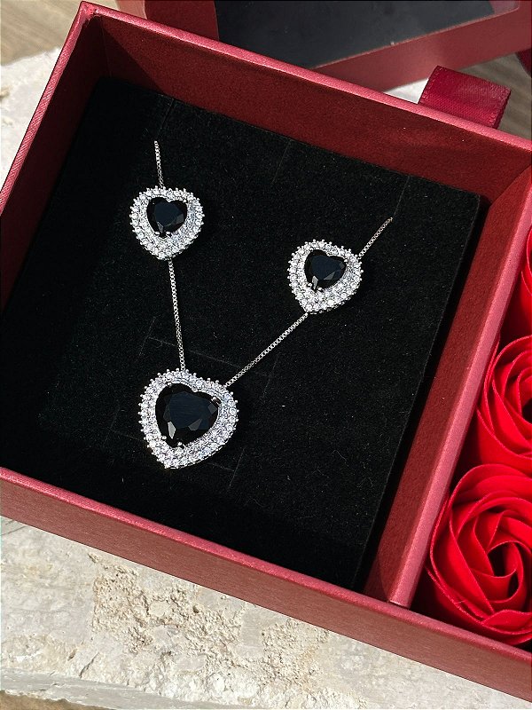 CONJUNTO CORAÇÃO CRAVEJADO COM ZIRCÔNIAS