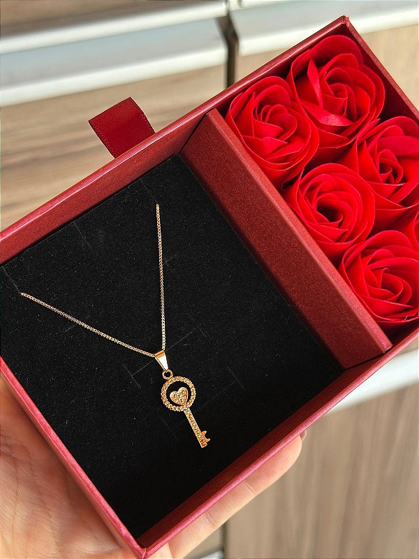 COLAR COM PINGENTE DE CHAVE COM CORAÇÃO VAZADO BANHADO A OURO 18K