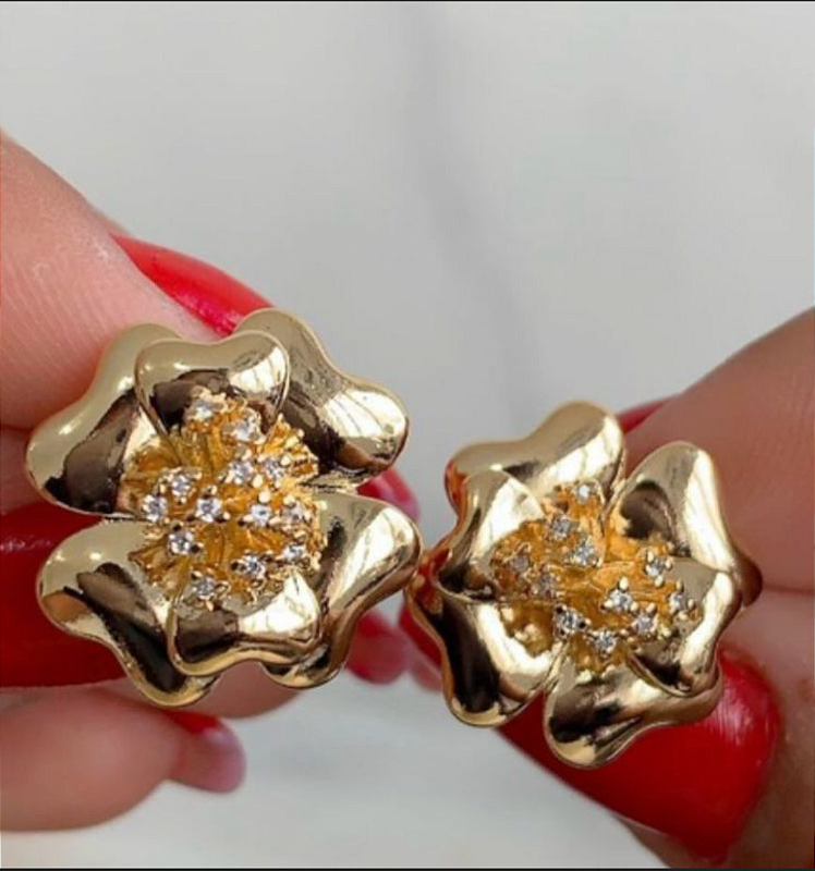 Brinco flor zircônia dourado