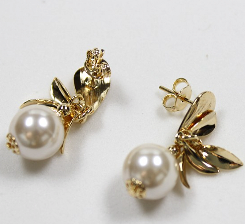Brinco dourado com pérola